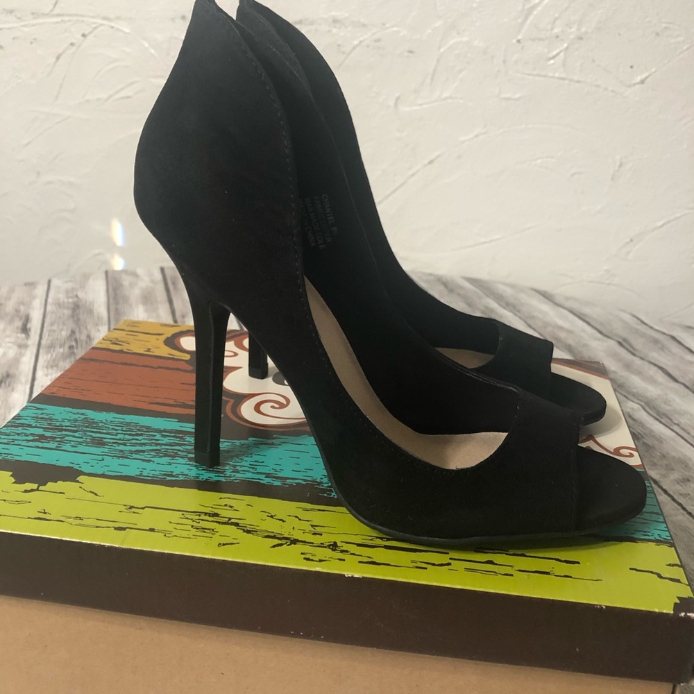 Zigi Soho women’s faux suede pumps w/heel detail